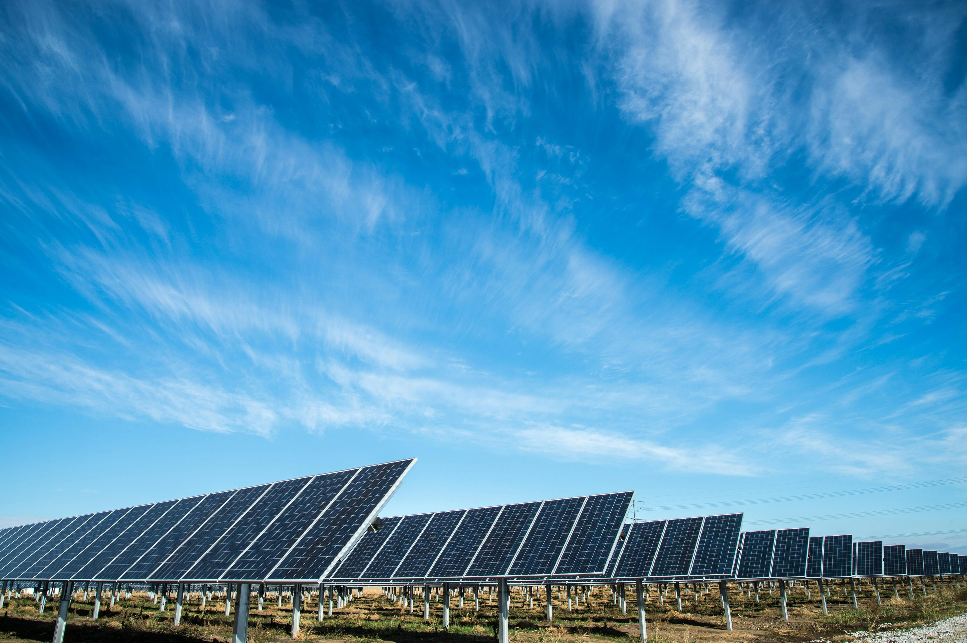 Zonnepanelen in een veld